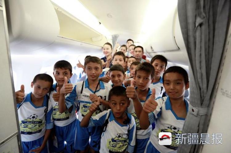新疆足球输给谁了「劳道新疆足球小子以七场全胜的战绩摘得和平杯冠军」