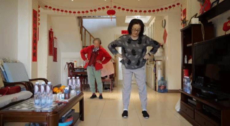 手脚常动人更长寿94岁奶奶常练健身球和抻筋操耳聪目明