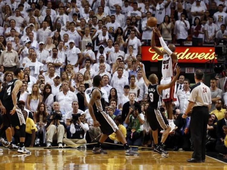 雷阿伦2013总决赛救命三分「2013年NBA总决赛雷阿伦的那个价值连城的绝命三分球」