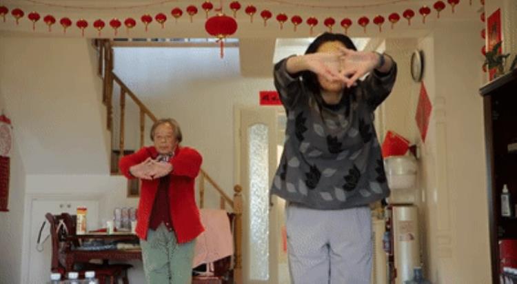 手脚常动人更长寿94岁奶奶常练健身球和抻筋操耳聪目明