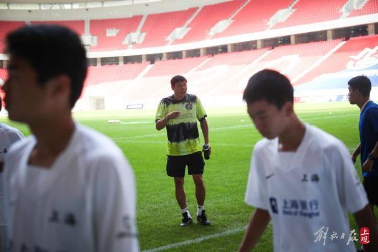 上海足协为啥要求裁判胳膊肘往外拐上海明日之星冠军杯打造阳光交流平台