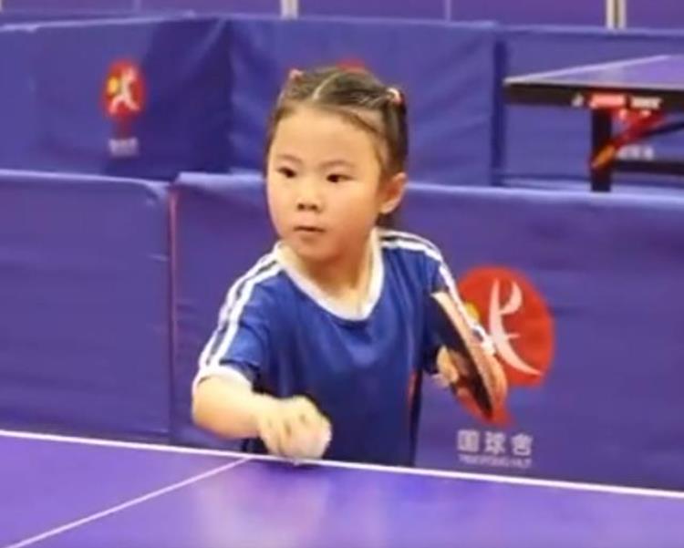 乒乓球女王楠个人身高「世界冠军王楠4岁女儿太厉害打乒乓球技术强冠军孙颖莎成陪练」