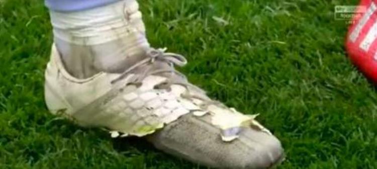 足球运动员为什么剪袜子「追光|不为人知的细节好好的足球袜为啥剪破洞」